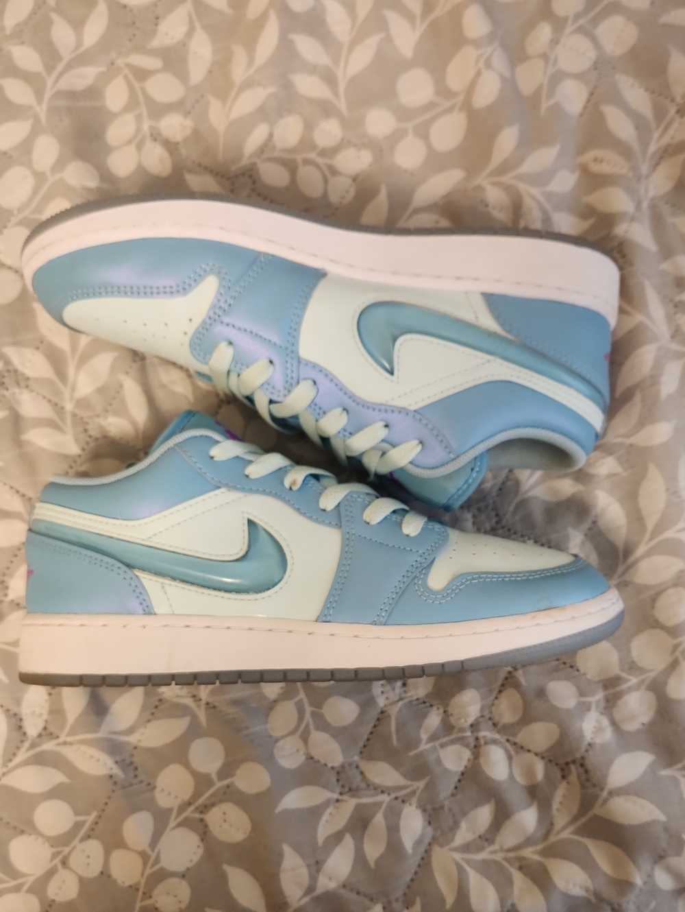 Nike Kids Low-Top Sneakers in Light Blue and White